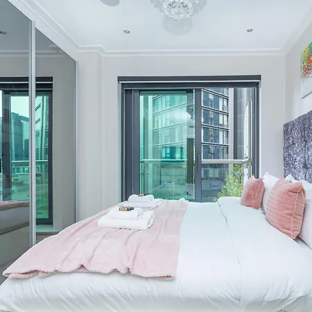 New Listing! Modern 3br, Prime Canary Wharf Apartment London