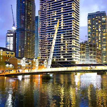 New Listing! Modern 3br, Prime Canary Wharf Apartment *