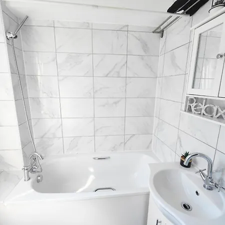 Bright 1 Bed Flat Near Bridge * London