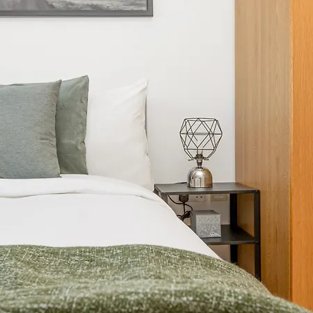 Apartment New Listing 2br With Parking, 10min Woolwich St London