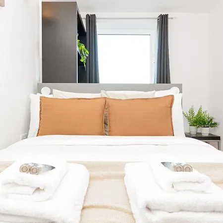 New Listing 2br With Parking, 10min Woolwich St London