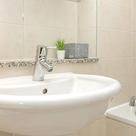 New Listing 2br With Parking, 10min Woolwich St Apartment