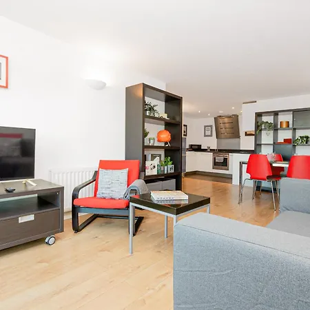 New Listing 2br With Parking, 10min Woolwich St Apartment London
