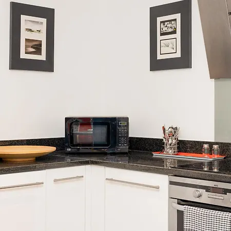 New Listing 2br With Parking, 10min Woolwich St London