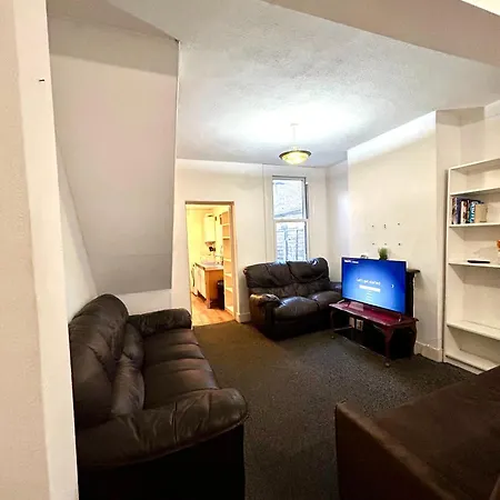 Stunning 2bedroom House With Backyard In Stratford
