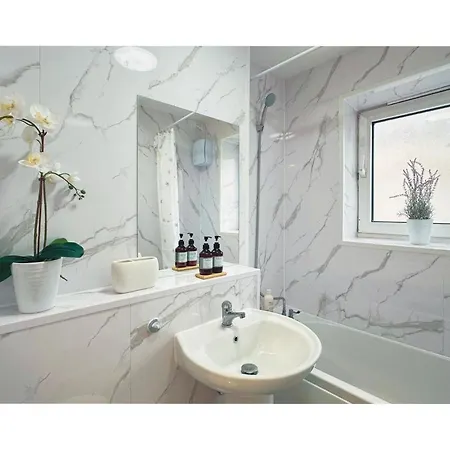 New Large 2 Bed Flat In Apartment London