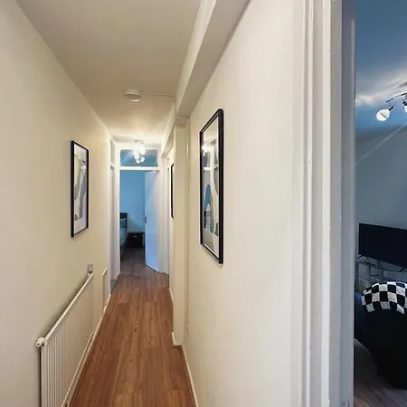 New Large 2 Bed Flat In Apartment *