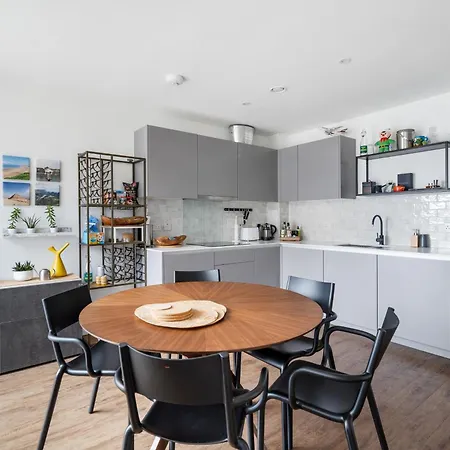 Impeccable Modern 2br Peachy