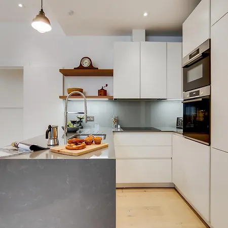 The Borough Collection Near Bridge And Borough Market * Londýn