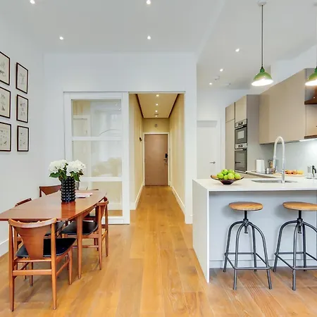 The Borough Collection Near Bridge And Borough Market * Londýn