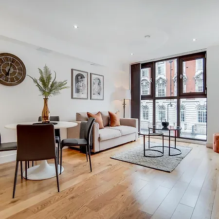 The Borough Collection Near Bridge And Borough Market * Londýn