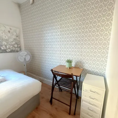 Twenty Five Bed and breakfast *