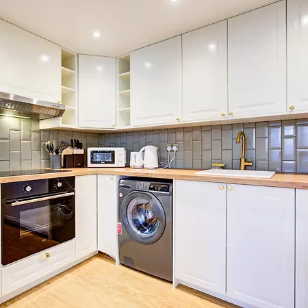 Apartment Contemporary 2-bedroom In Wanstead, *