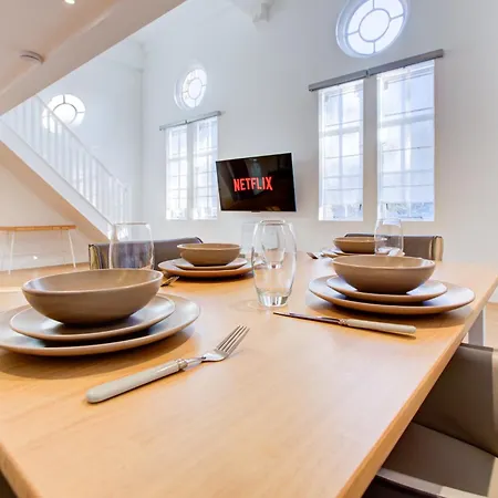 Contemporary 2-bedroom In Wanstead, Apartment