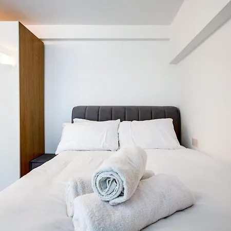 Contemporary 2-bedroom In Wanstead, Apartment *