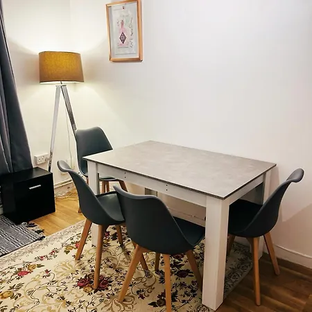 Spacious Flat With 2 To 3 Bedrooms In * Londra