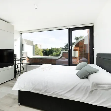 Modern Living At Antigallican In Londyn