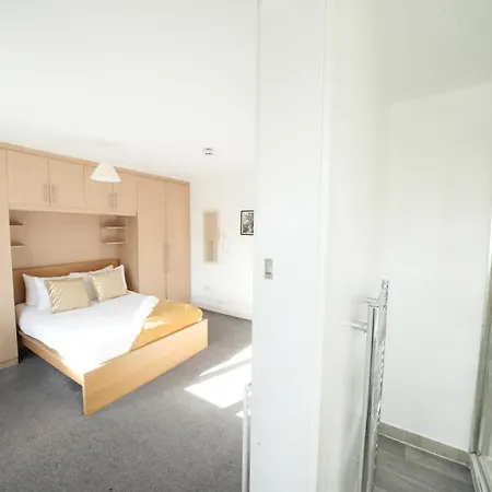 The Great Airport Place: Heathrow-convenient Private * Harmondsworth