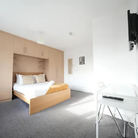 Homestay The Great Airport Place: Heathrow-convenient Private *