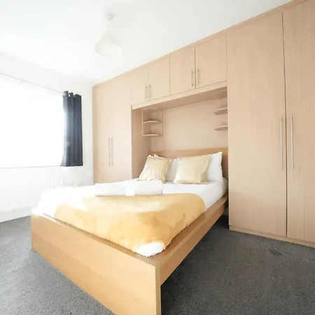 The Great Airport Place: Heathrow-convenient Private