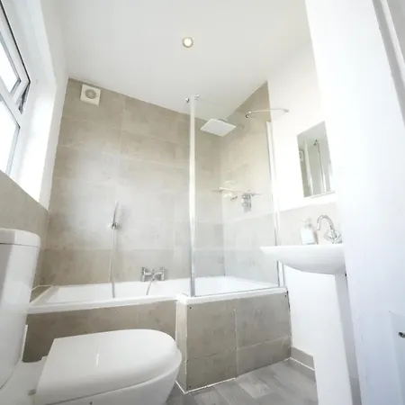 Homestay The Great Airport Place: Heathrow-convenient Private *