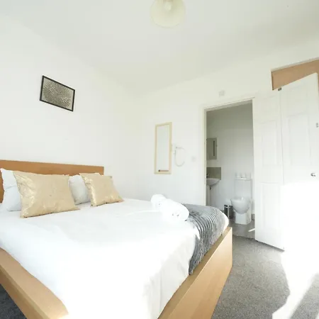 Homestay The Great Airport Place: Heathrow-convenient Private