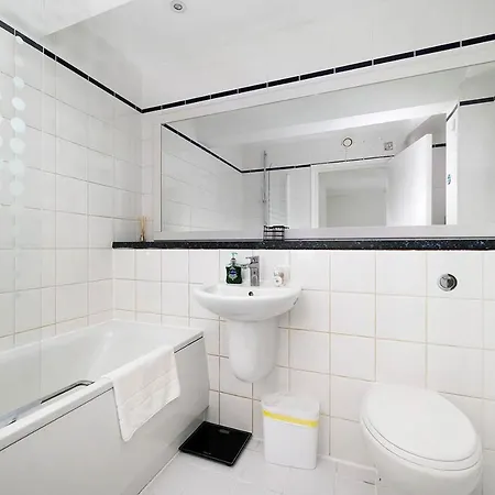Stylish & Cozy 2-bedroom Flat With Parking Apartment London