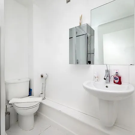 Stylish & Cozy 2-bedroom Flat With Parking Apartment *