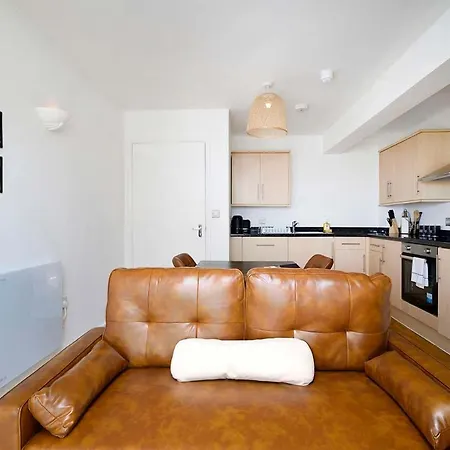 Apartment Stylish & Cozy 2-bedroom Flat With Parking