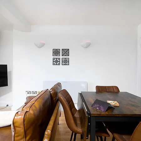Apartment Stylish & Cozy 2-bedroom Flat With Parking London