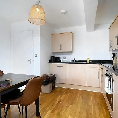 Stylish & Cozy 2-bedroom Flat With Parking *