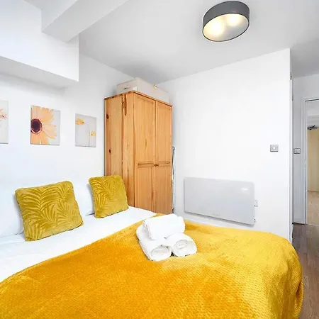 Stylish & Cozy 2-bedroom Flat With Parking