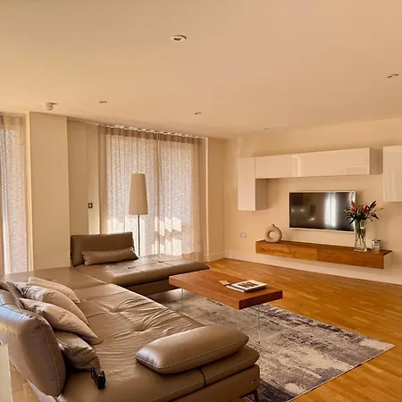New 3 Bedroom Near Tower Bridge *