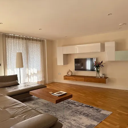 New 3 Bedroom Near Tower Bridge Apartment London
