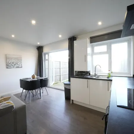 Hatton Heathrow Airport- Free Parking-free Underground To And From Heathrow Airport Hatton Cross Picture-see Fast Hatton Cross To 30min Apartman London