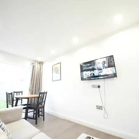 Hatton Heathrow Airport- Free Parking-free Underground To And From Heathrow Airport Hatton Cross Picture-see Fast Hatton Cross To 30min Apartman