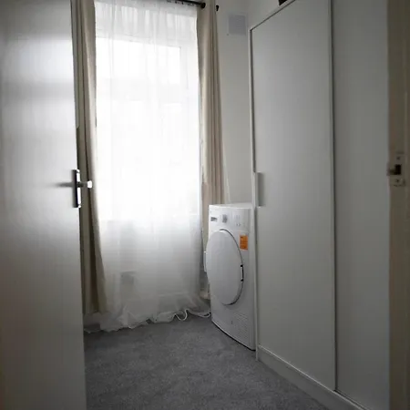 Bright 2-bed Flat With Skylight Attic Apartamento