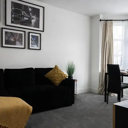 Apartamento Bright 2-bed Flat With Skylight Attic