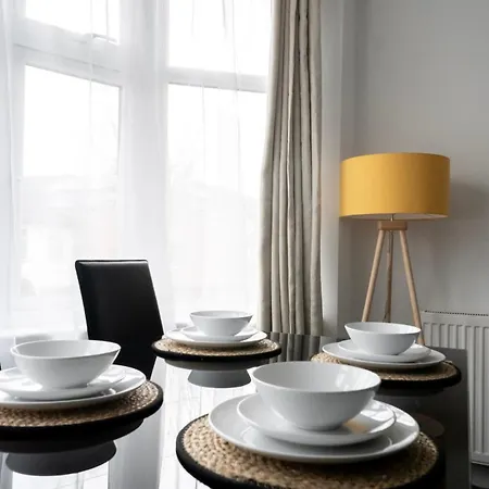 Bright 2-bed Flat With Skylight Attic Apartamento Londres