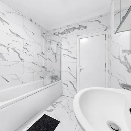 Classy Shared With Private Bedroom Near Tube - Bedroom3 * London