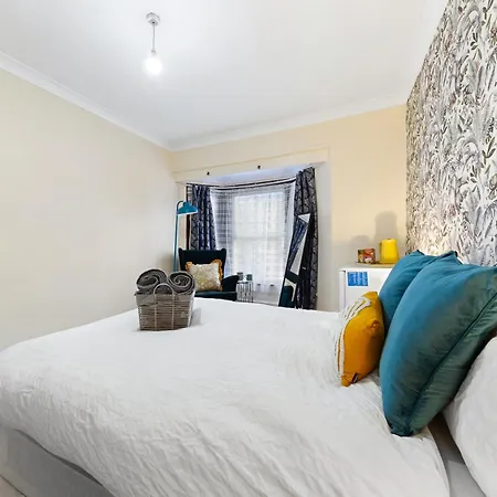 Charming 3br Near Tube - Walk To Cafes, Lloyd Park - Copeland 3br Combo Homestay *