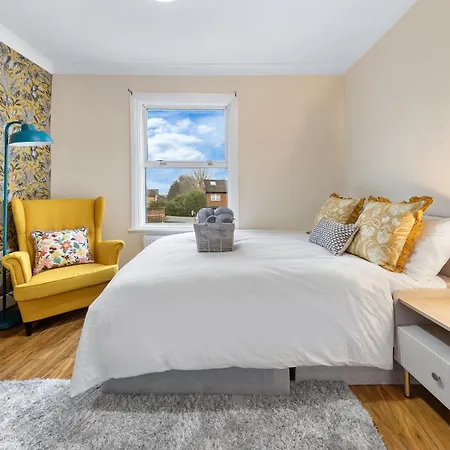 Charming 3br Near Tube - Walk To Cafes, Lloyd Park - Copeland 3br Combo Homestay *
