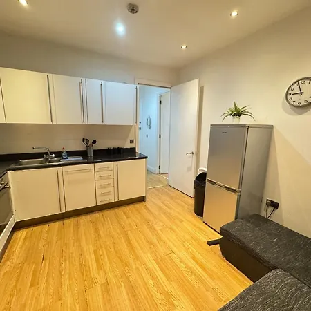 Comfortable - Cosy - Budget In Center