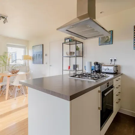 Sun Filled 2bd Flat With Views Mile End * London