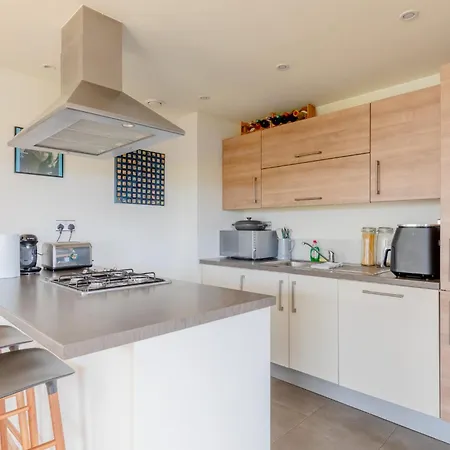 Apartment Sun Filled 2bd Flat With Views Mile End London