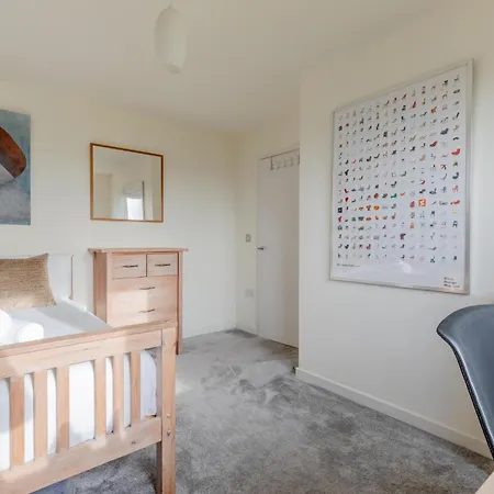 Sun Filled 2bd Flat With Views Mile End * London