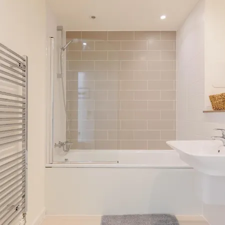 Sun Filled 2bd Flat With Views Mile End London