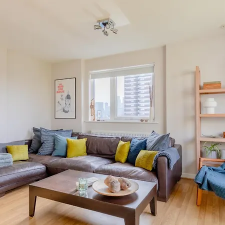 Sun Filled 2bd Flat With Views Mile End * London