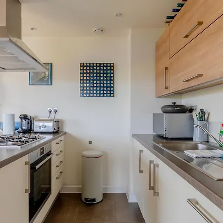 Sun Filled 2bd Flat With Views Mile End London