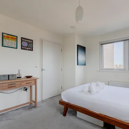 Sun Filled 2bd Flat With Views Mile End * London